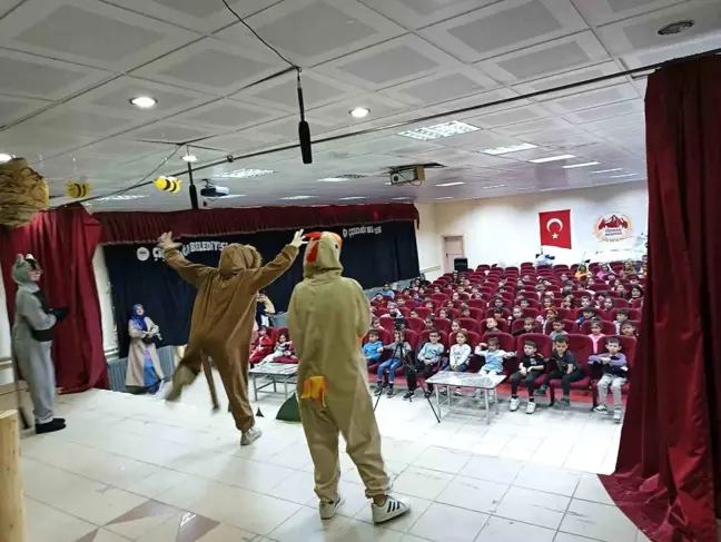 Çiçekdağı Mesleki ve Teknik Anadolu Lisesi öğrencileri deprem konulu tiyatro oyunu sergiledi