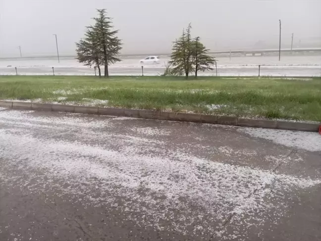 Nevşehir'de etkili olan dolu tarım arazilerinde hasara neden oldu
