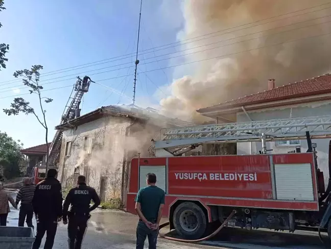 Burdur'da çıkan yangın 2 ev ve 1 depoyu kullanılamaz hale getirdi