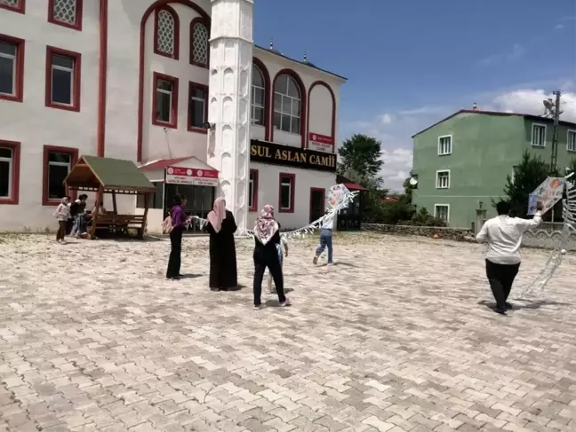 Yaz Kur'an Kursları'nda Çocuklar Uçurtma Şenliğiyle Eğlendi