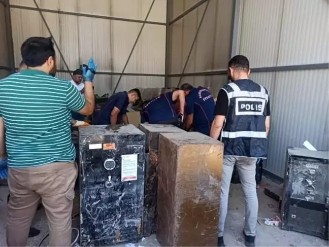Elbistan'da deprem sonrası çıkarılan 37 çelik kasa açıldı