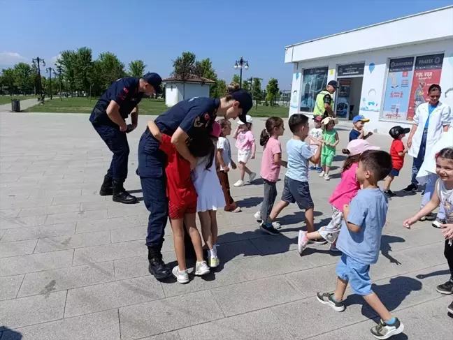 Düzce Belediyesi Gündüz Bakımevi'nde Minik Öğrencilere Trafik Eğitimi Verildi