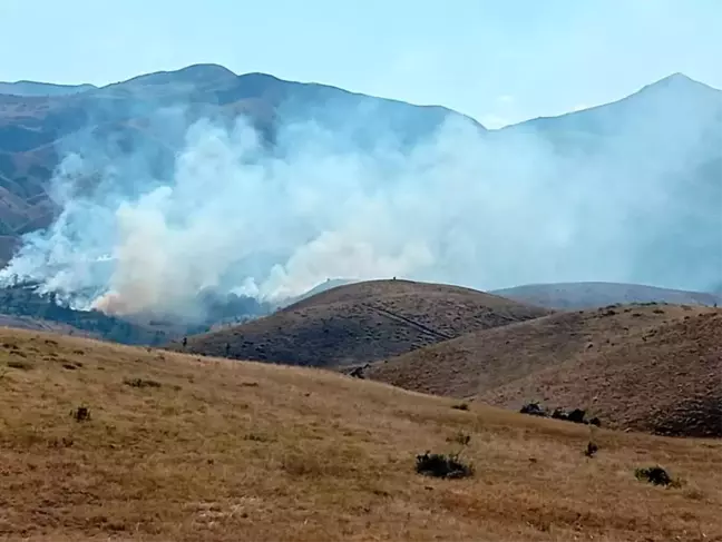 Tunceli'nin Pülümür ilçesinde çıkan yangına müdahale sürüyor