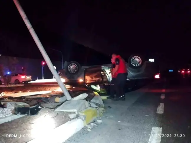 Balıkesir'de araç kaza yaptı, sürücü itfaiye tarafından kurtarıldı