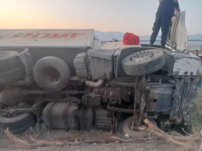 Burdur'da Tır Şarampole Devrildi, Sürücü Yaralandı