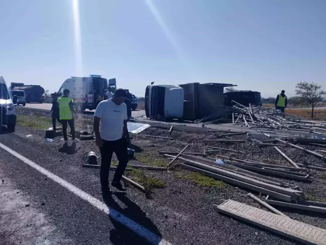 Konya'da Lastiği Patlayan Kamyonet Devrildi: 2 Yaralı