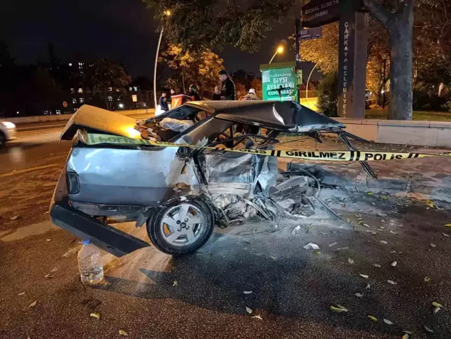 Ankara'da Otomobil Ağaca Çarptı, 2 Yaralı