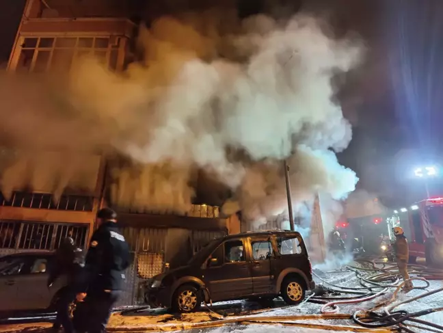 Beyoğlu'nda Yatak İmalathanesinde Yangın