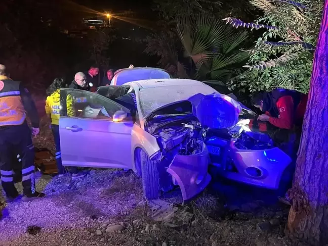 Osmaniye'de Ağaca Çarpan Otomobilde 1 Ölü, 1 Yaralı