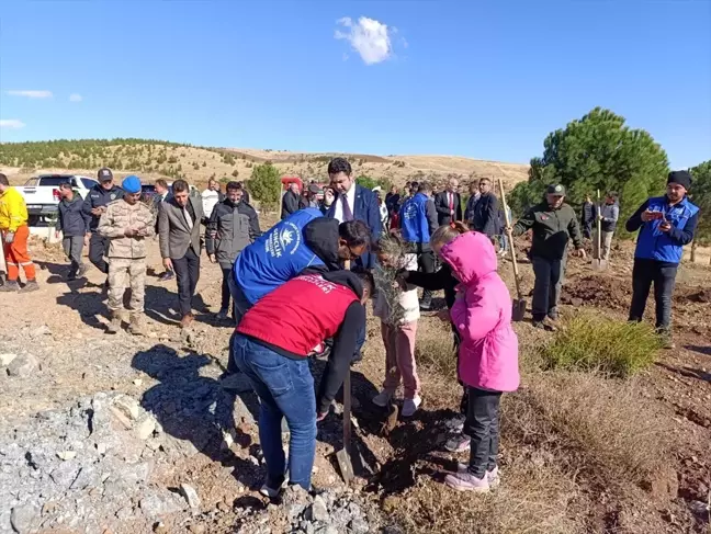 Gölbaşı'nda Cumhuriyet Bayramı'nda Fidan Dikimi Etkinliği Düzenlendi