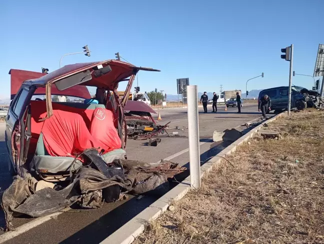 Adana'da Kaza: Otomobil Ortadan İkiye Bölündü, 4 Yaralı