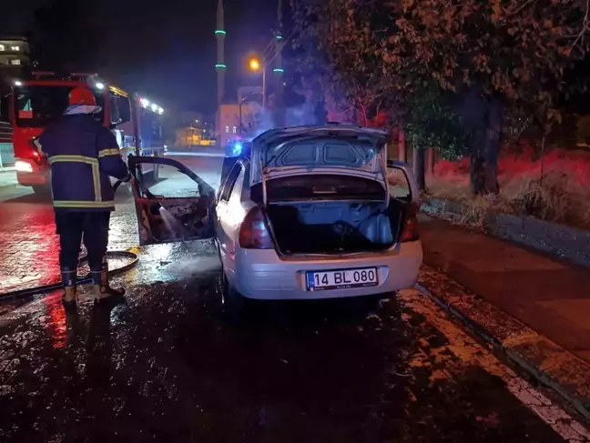 Şanlıurfa'da Seyir Halindeki Otomobil Alev Alev Yandı