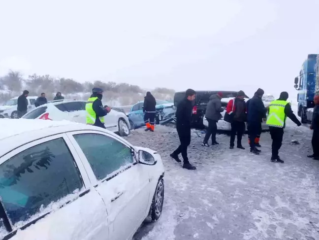 Mucur Karayolu'nda Zincirleme Trafik Kazası: 5 Yaralı