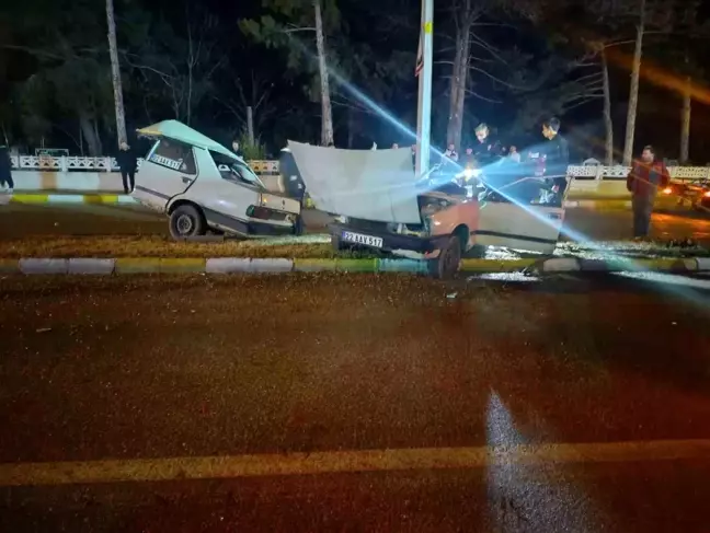 Edirne'de Otomobil Aydınlatma Direğine Çarptı: 2 Ağır Yaralı