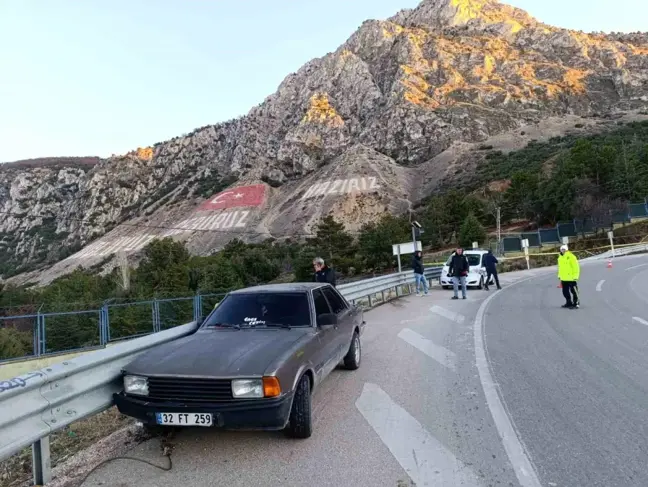 Isparta'da Kontrolden Çıkan Otomobil Bariyerlere Çarptı, Sürücü Yaralandı