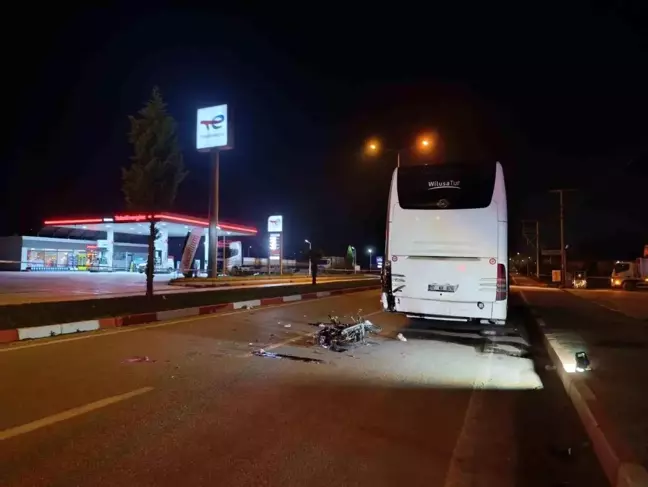 Çanakkale'de Motosiklet Otobüse Çarptı: 1 Ölü, 1 Ağır Yaralı