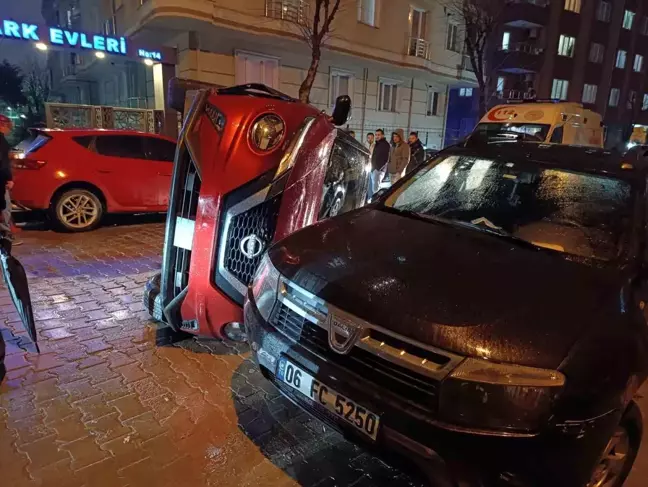 Kediye Çarpmamak İçin Manevra Yapan Sürücünün Kazası Güvenlik Kamerasında