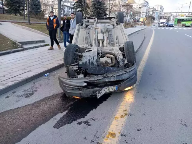 Ankara'da Takla Atan Otomobilin Sürücüsü Hafif Yaralandı