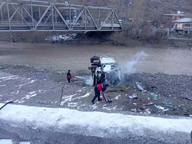 Hakkari'de Çöp Kamyonu Şarampole Yuvarlandı: 3 Yaralı