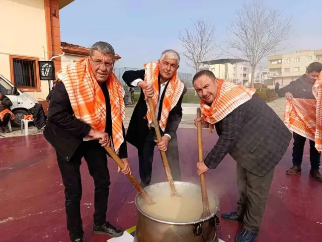 Kemalpaşa'da Geleneksel Düğünlerde Topalak ve Keşkek Geleneği Yaşatılıyor