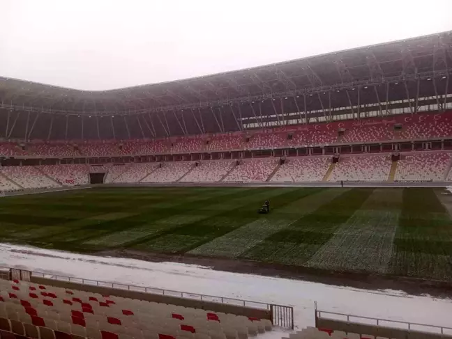 Sivasspor-Beşiktaş Maçına Hazırlık: Stadyum Zeminine Kar Temizliği