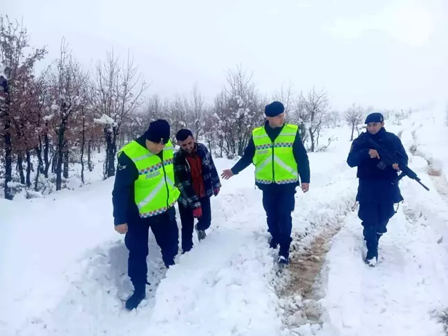 Diyarbakır'da Kar Mahsurunu Jandarma Kurtardı