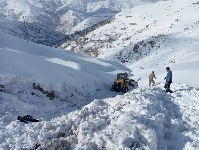 Van Bahçesaray'da İş Makinesi Devrildi, Operatör Helikopterle Hastaneye Sevk Edildi