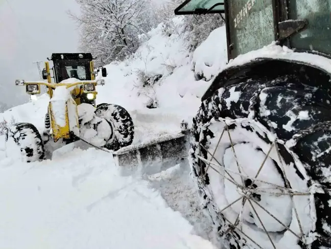 Kastamonu'da Cenaze Yolu Karla Kapandı