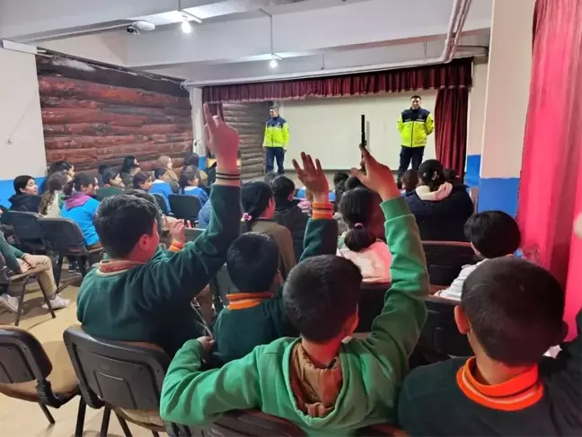 Akyaka'da jandarma, öğrencilere trafik bilinci aşılıyor