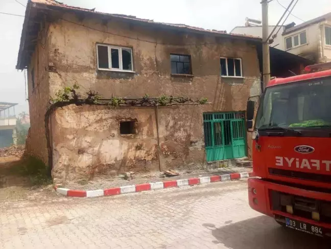 75 Yaşındaki Adamın Kerpiç Evi Yangında Kullanılamaz Hale Geldi