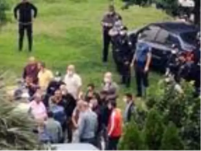 İzinsiz tezgah açmasına izin verilmeyen pazarcı, kavunları yere attı