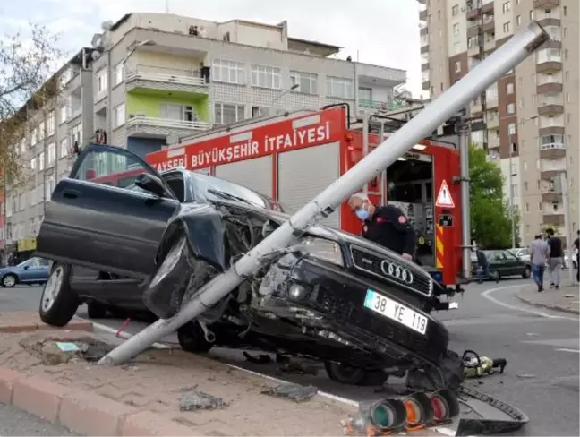 Kayseri'de iki otomobilin çarpıştığı kaza kamerada; 3 yaralı