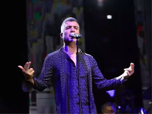 Özcan Deniz, Orhan Gencebay'ın doğum gününü sahnede kutladı