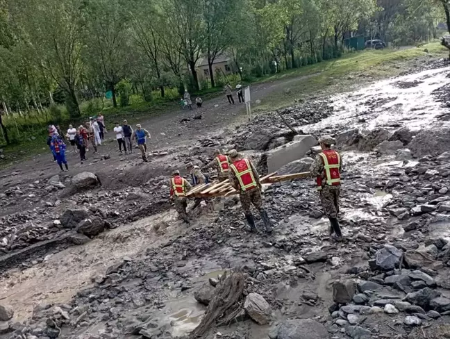 Kırgızistan'da Sel Felaketi: 12 Kişi Hayatını Kaybetti