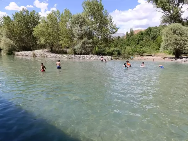 Tunceli'de sıcaktan bunalanlar Tağar Çayı'nda serinliyor