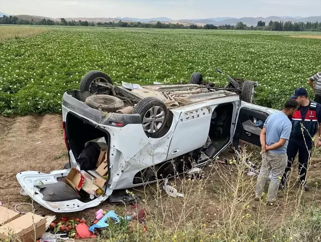 Sivas'ta Hafif Ticari Araç Devrildi: 1 Ölü, 2 Yaralı