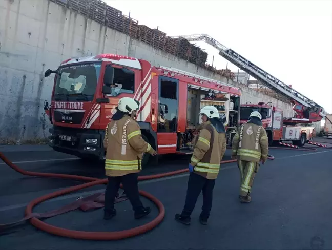 Esenyurt'ta bir zincir marketin deposunda çıkan yangın söndürüldü