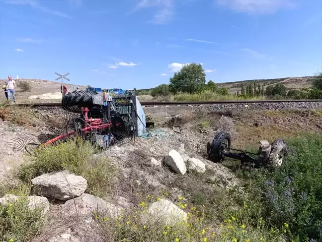 Afyonkarahisar'da tren kazası: Traktör sürücüsü yaralandı