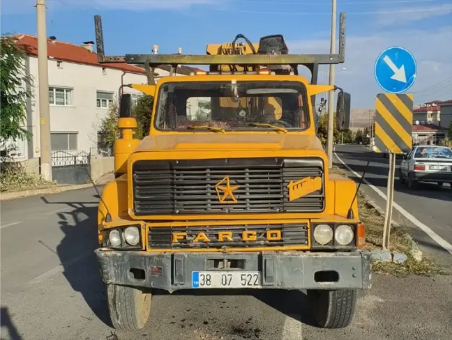 Sivas'ta Öğrenci Servisi ile İş Makinesi Çarpıştı: 4 Öğrenci Yaralandı