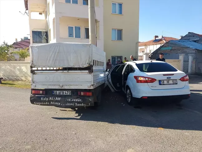 Sivas'ta Otomobil ve Kamyonet Çarpıştı: 6 Yaralı