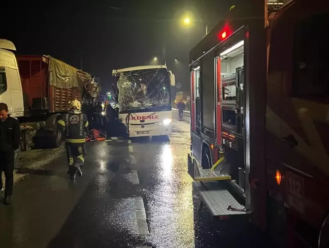 Denizli'de Otobüs ve Tır Çarpıştı: 1 Ölü, 20 Yaralı