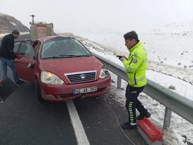 Ağrı'da İki Ayrı Trafik Kazasında 3 Kişi Yaralandı