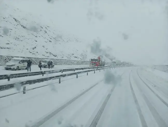 Elazığ-Diyarbakır Kara Yolunda Yoğun Kar Yağışı Ulaşımı Olumsuz Etkiledi