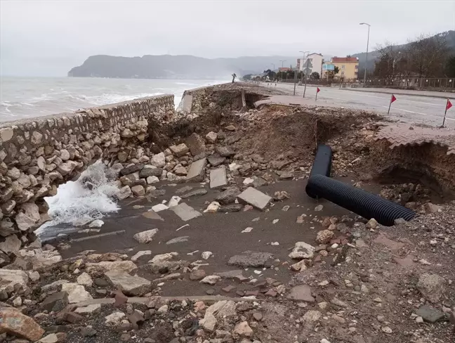 Cide'de Fırtına Sebebiyle Sahil Yolunda Hasar Oluştu