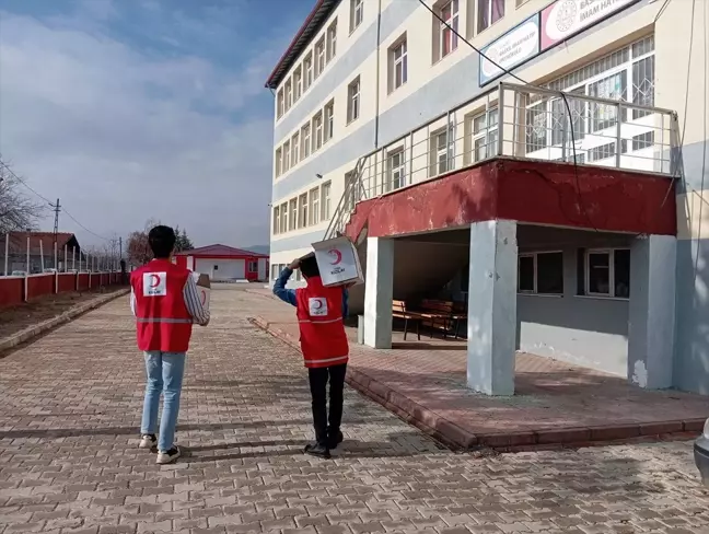 Türk Kızılay Baskil Şubesi Okul Kütüphanesine Kitap Desteği Sağladı