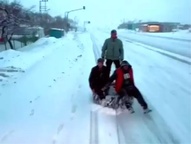 Malatya'da Gençler Karda Sörf Yaptı