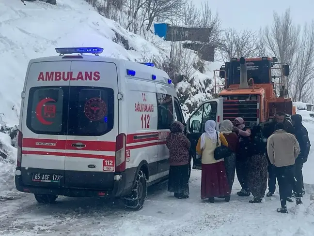 Çatak'ta Kardan Kapanan Yolda Hasta Kurtarıldı