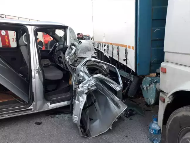 Kocaeli'de Kamyonla Minibüs Çarpıştı: 4 Yaralı