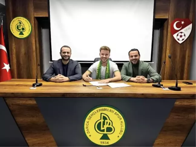 Fenerbahçe'nin genç yeteneği Barış Sungur Darıca Gençlerbirliği'yle sözleşme imzaladı