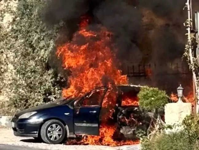 Nevşehir'de Park Halindeki Araç Yanarak Kül Oldu